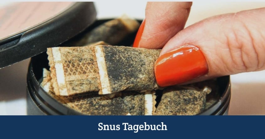 Jemand mit lackierten Nägeln nimmt Snus aus einer Dose  - Thema Risikoreduzierung. 