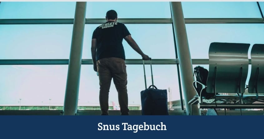 Ist Snus im Flugzeug okay - fragt sich vielleicht der Mann mit Rollkoffer, der aus dem Fenster am Terminal schaut. 