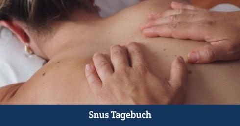 Ein Rücken wird massiert, womit das Thema "Snus und Nebenwirkungen, was macht Snus mit dem Körper" symbolisiert wird. 