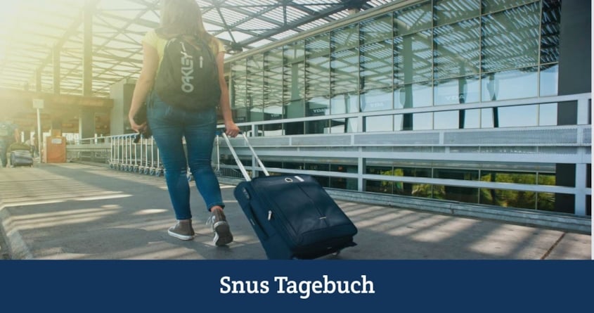 Frau zieht Rollkoffer und fragt sich vielleicht, wie viel Snus man mit nach Norwegen nehmen darf. 