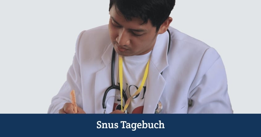 Ein Arzt macht sich Notizen zum Thema Snus und Gesundheit.