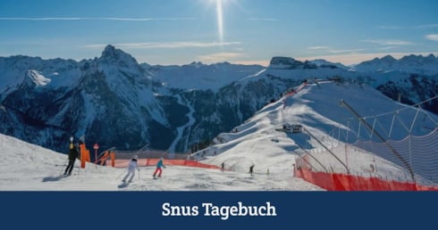 Snus in den Sportferien mit Menschen auf einem Skihang.