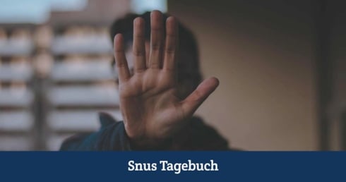 Mit dem Snus aufhören, eine erhobene Hand zeigt Stop. 