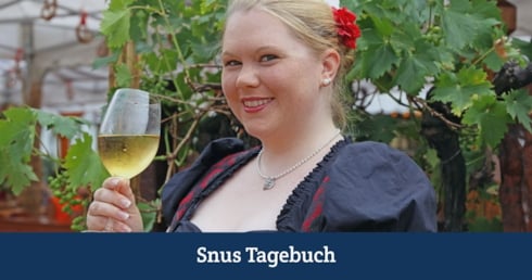 Frau auf einem Weinfest in Vaud
