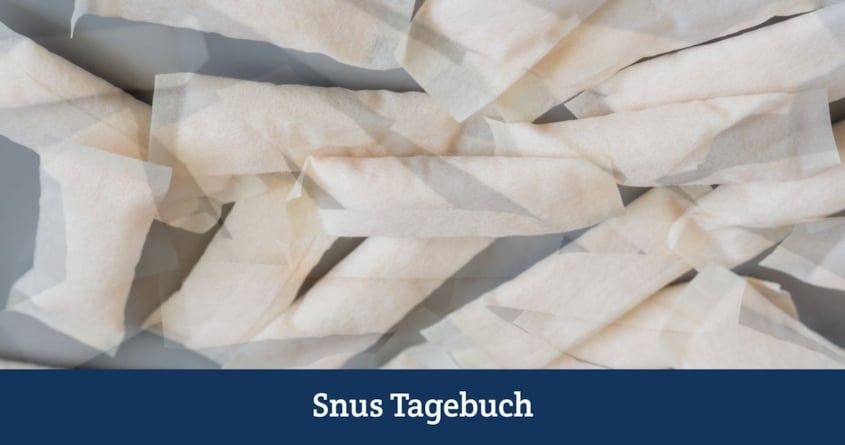 Lose Nikotinbeutel auf einem Tisch. 