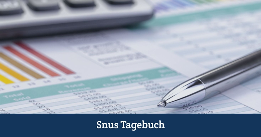 Stift und Tabelle auf Papier um Forschungsuebersicht darzustellen