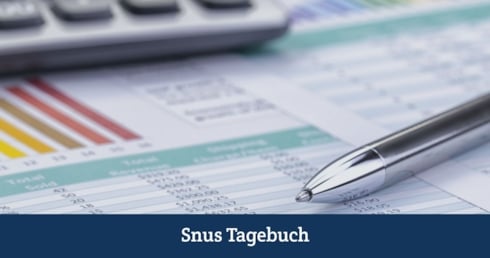 Stift und Tabelle auf Papier um Forschungsuebersicht darzustellen